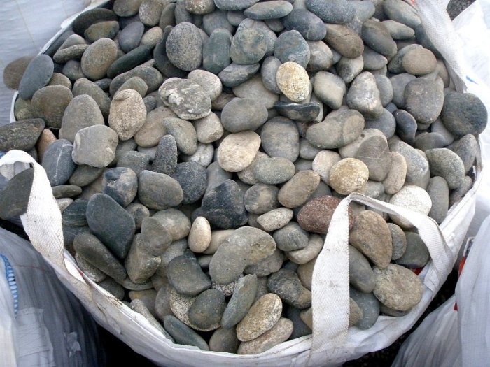  Галька речная плоская (ассорти) фр. 100-200-300 мм купить  в Москве  галька галечник природный серый, белый темно-серый синий рыжий светло-серый природная галька плоская крупная 5500 руб/т   фото 