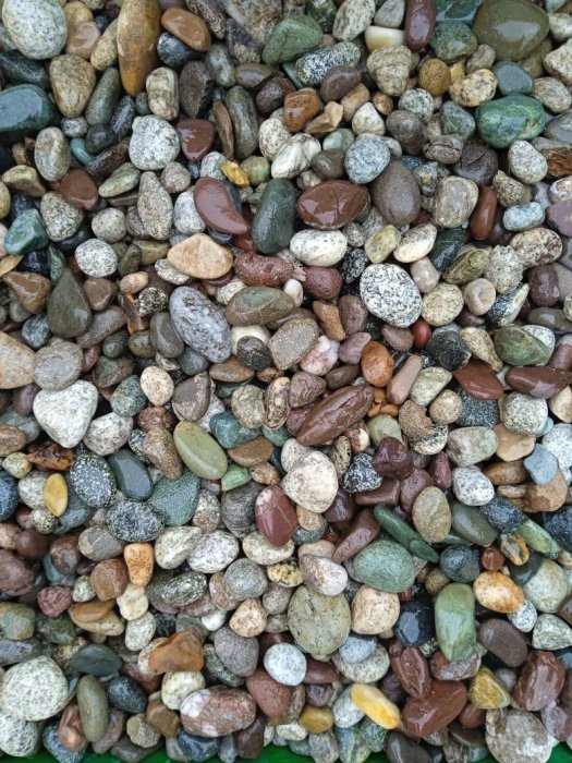  Галька речная окат цветная фр.5-10 мм. купить   в Москве галька речная белый, серый, красноватый, синий, темно-серый речная окатанная галька декоративная 5000 руб/т   фото 
