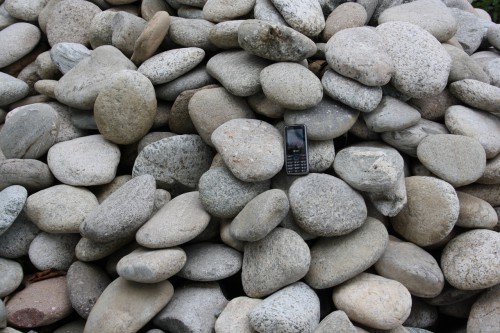  Галька речная плоская (бело-серая) фр. 100-200-300 мм. купить  в Москве  галька речная плоская серый, белый, бело-серый, серо-белый речная галька плоская  6000 руб/т   фото 