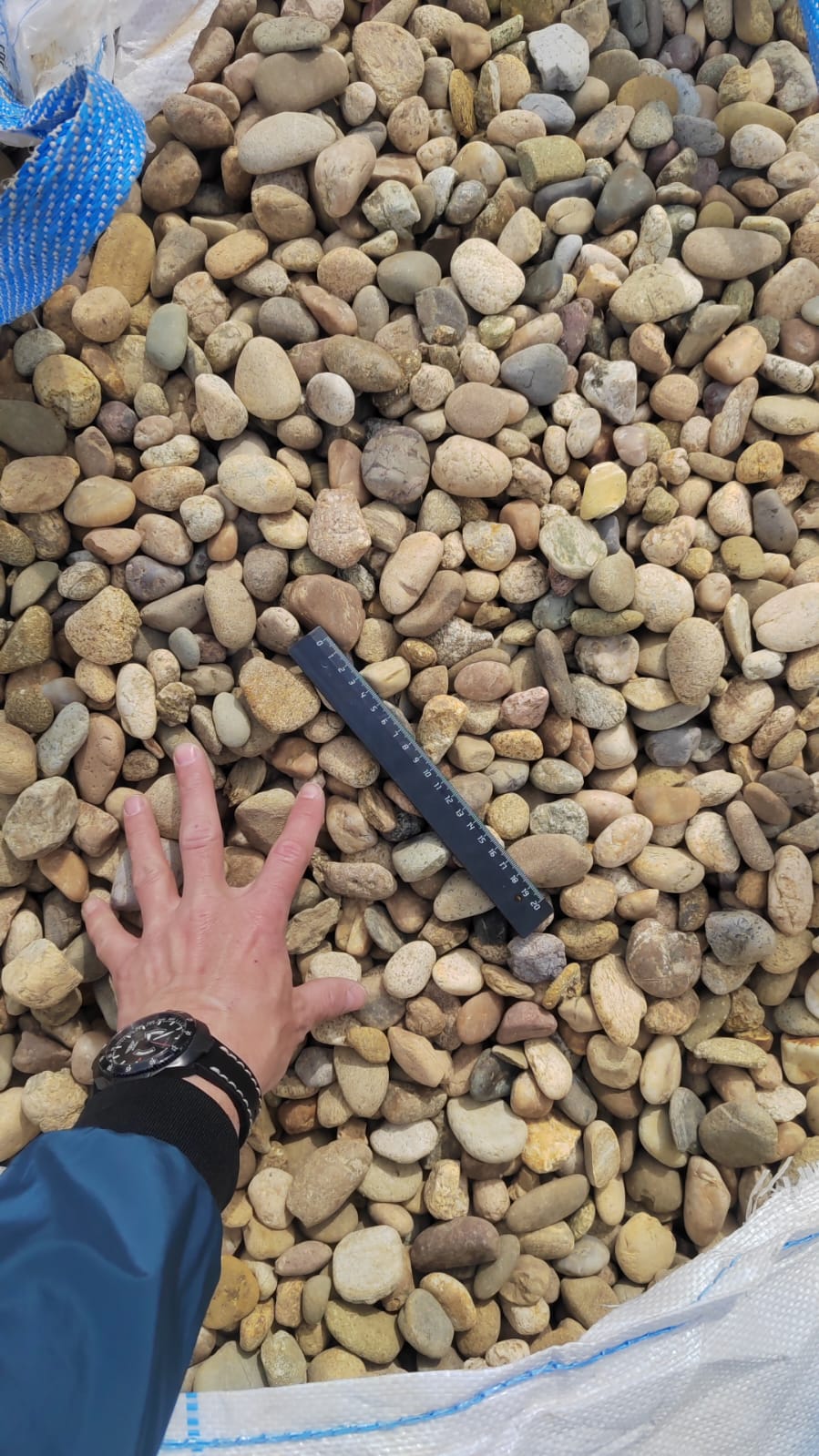  Галька речная окат рыжая фр. 20-40 мм. купить   в Москве галька речная окатанная рыжая желтая серая округлая речная галька 4000 руб/т   фото 