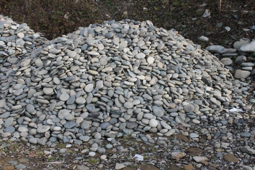 Kamenclub.ru: Галька речная плоская (ассорти) фр. 70-150 мм. купить   в  Москвегалька галечник серый белый темно-серый синий светло-серый плоская природная галька  6200 руб/т   фото КАМЕНЬ КЛУБ