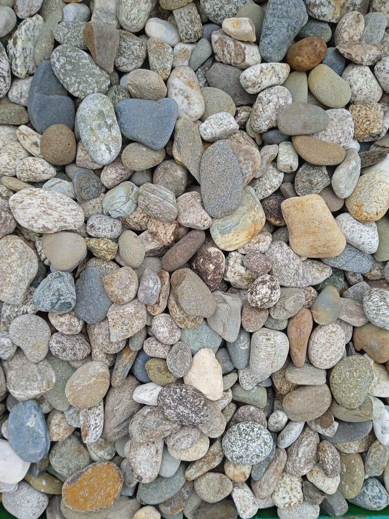  Галька горная речная окат (цветная) фр. 20-40 мм. купить   в Москве галька речная серый синий бежевый белый окатанная речная галька ландшафтная 5000 руб/т   фото 