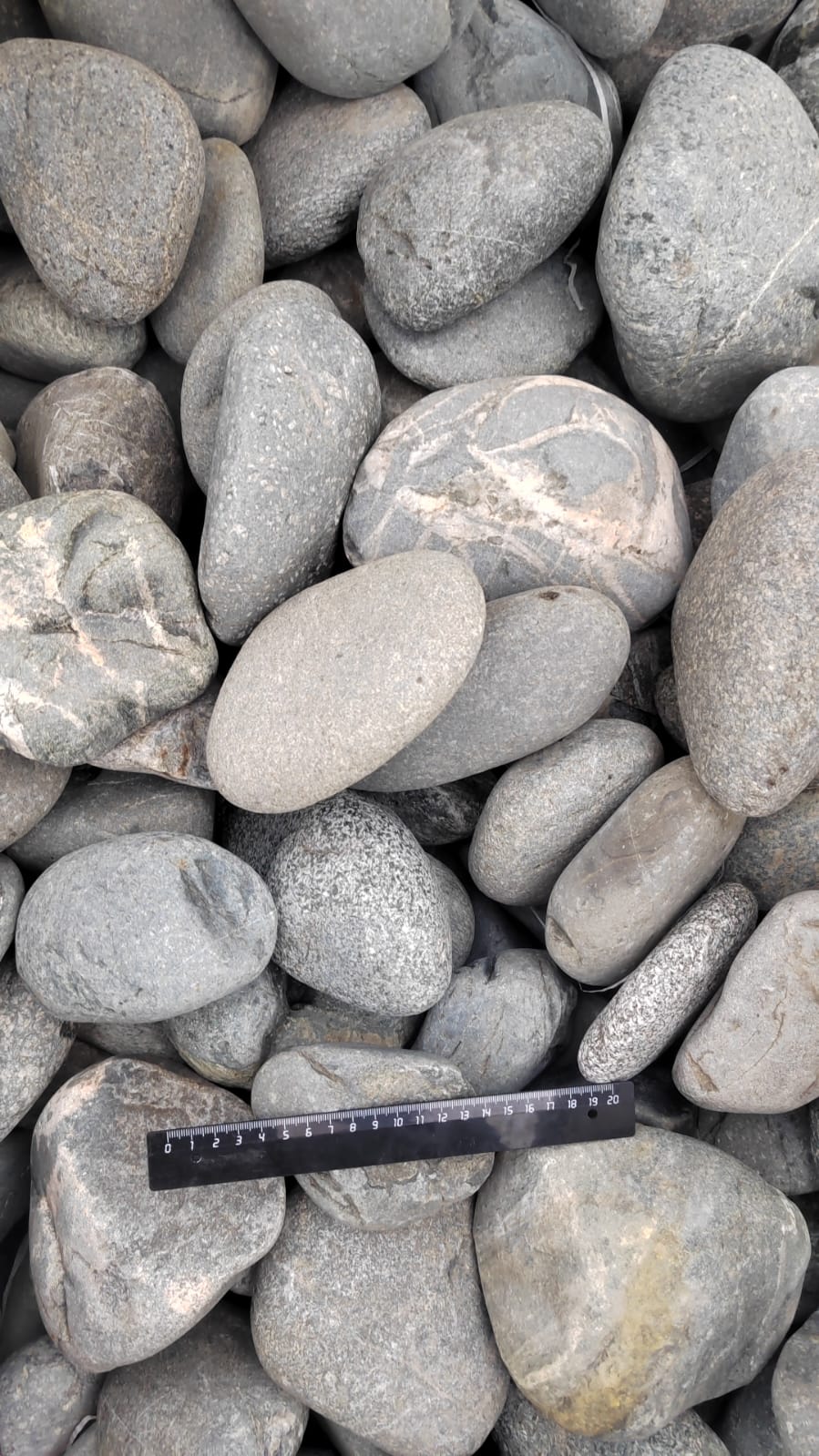  Галька речная окат (темно-серая) фр. 70-150 мм. купить   в Москве галька речная темно-серая, синяя, серая речная галька округлая  5000 руб/т   фото 