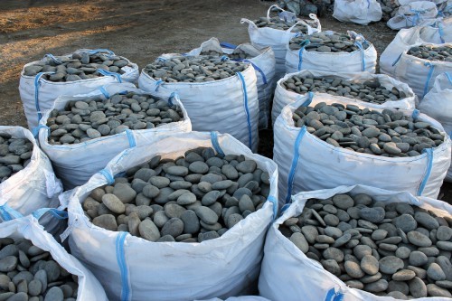 Kamenclub.ru: Галька речная плоская (темно-серая) фр. 100-200-300 мм. купить   в  Москвегалька речная плоская темно-серый, серый, синий речной галечник плоский 6000 руб/т   фото КАМЕНЬ КЛУБ