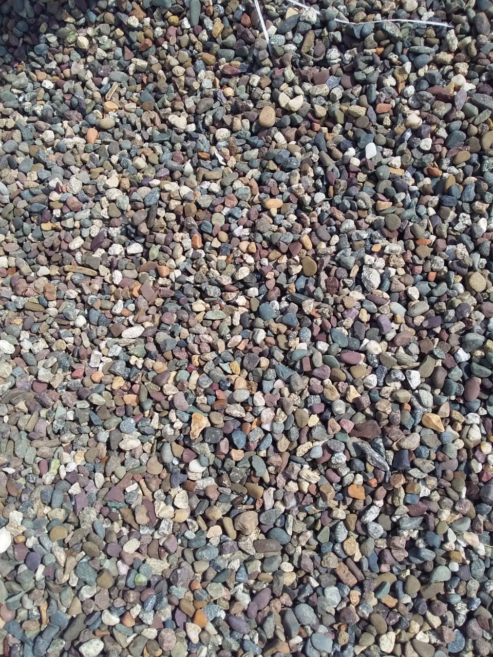  Галька речная окат цветная фр.5-10 мм. купить   в Москве галька речная белый, серый, красноватый, синий, темно-серый речная окатанная галька декоративная 5000 руб/т   фото 