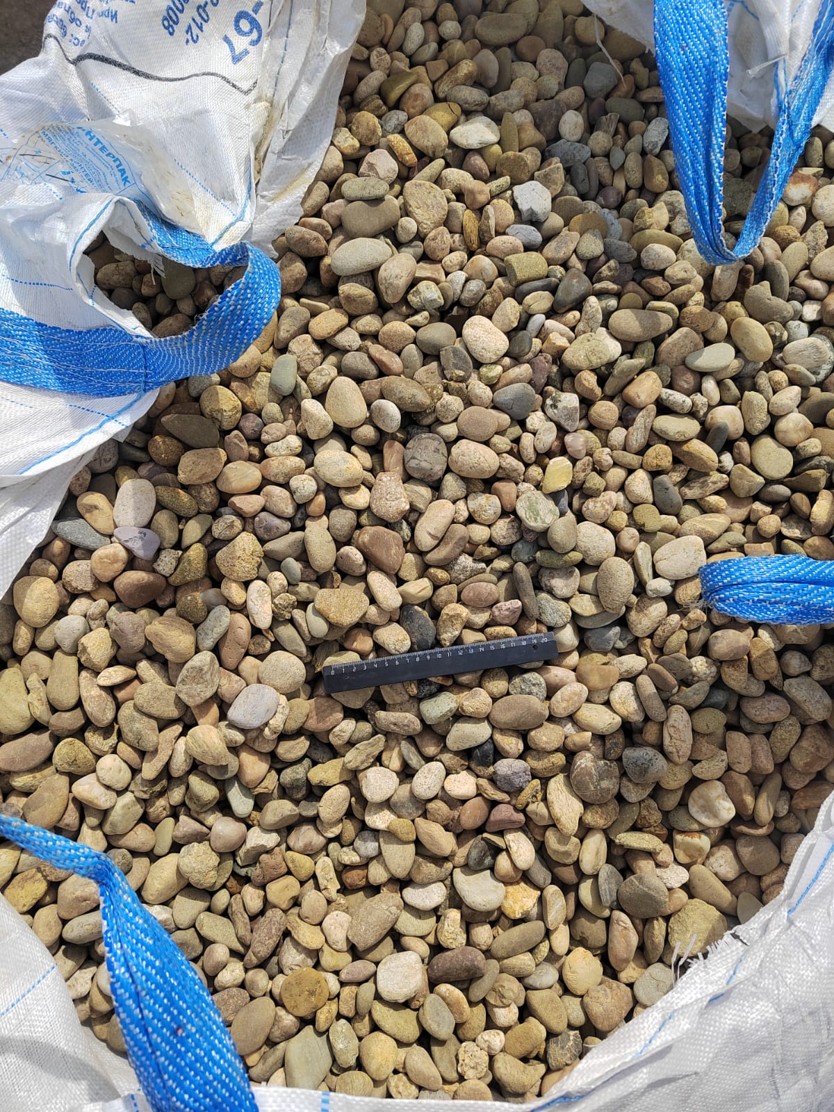  Галька речная окат рыжая фр. 20-40 мм. купить   в Москве галька речная окатанная рыжая желтая серая округлая речная галька 4000 руб/т   фото 