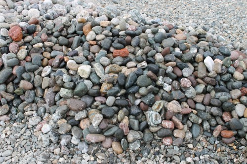  Галька окат (цветная картошка) фр. 50-100 мм. купить   в Москве галька природная окатанная серый белый цветной синий темно-серый коричневый округлый галечник окатанный 4500 руб/т   фото 