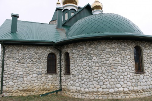 Kamenclub.ru: Галька речная плоская (бело-серая) фр. 100-200-300 мм. купить   в  Москвегалька речная плоская серый, белый, бело-серый, серо-белый речная галька плоская  6000 руб/т   фото КАМЕНЬ КЛУБ