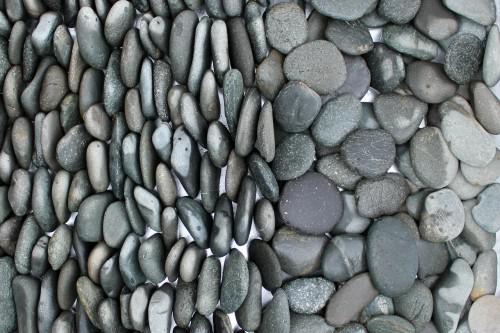 Kamenclub.ru: Галька речная плоская (темно-серая) фр. 70-150 мм. купить   в  Москвегалечник природный темно-серый серый синий речная плоская природная окатанная  7000 руб/т   фото КАМЕНЬ КЛУБ