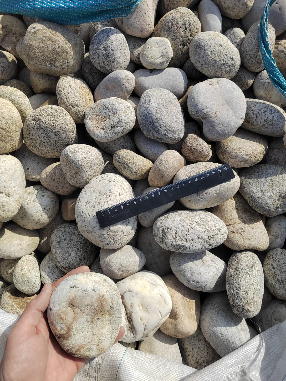  Галька речная окат (серо-белая) фр. 70-120 мм купить   в Москве галька галечник бело-серая, серо-белая, серая, белая речная природная галька  5500 руб/т   фото 