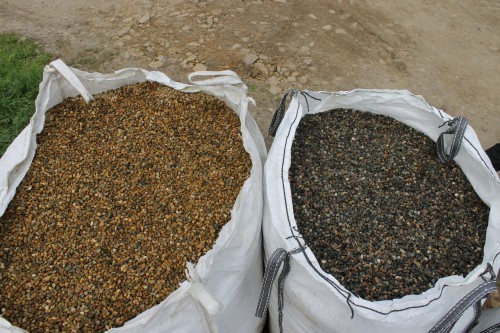  Галька окат (серо-желтая) фр.10-20 мм. купить   в Москве галька серо-желтая, рыжая, серый речная окатанная округлая галька 4000 руб/т   фото 