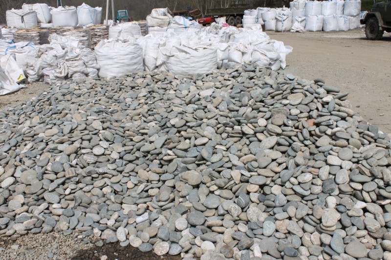 Kamenclub.ru: Галька речная плоская (серо-белая) фр. 70-120 мм. купить   в  Москвегалька галечник речной серый, белый окатанная плоская  природная галька 7000 руб/т   фото КАМЕНЬ КЛУБ