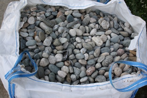  Галька речная окат (ассорти) фр. 50-100 мм. купить   в Москве галька природная округлая серая белая черная серая коричневая синяя галька речная окатанная округлая 5000 руб/т   фото 