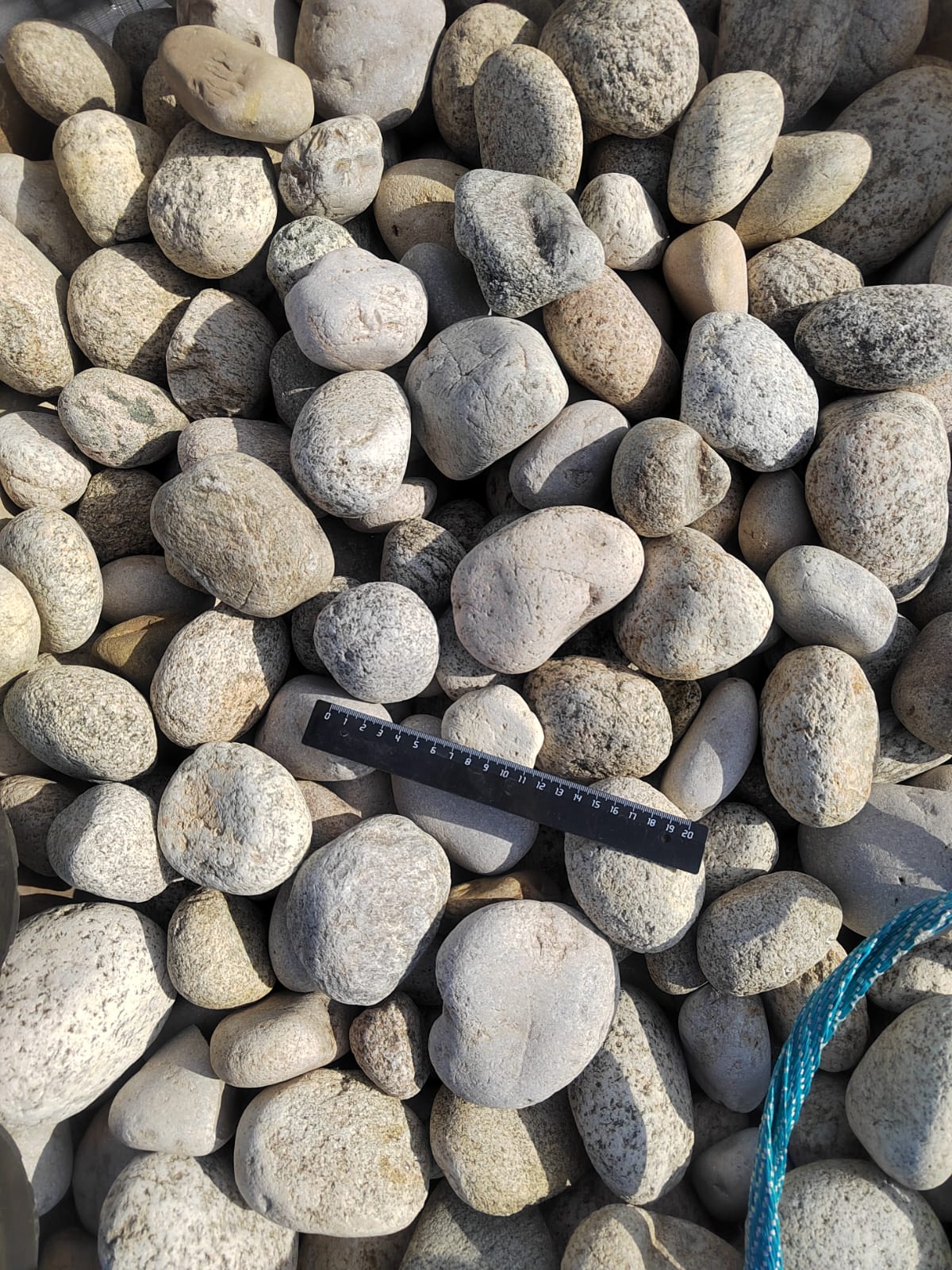  Галька речная окат (серо-белая) фр. 70-120 мм купить   в Москве галька галечник бело-серая, серо-белая, серая, белая речная природная галька  5500 руб/т   фото 