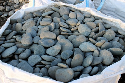  Галька речная плоская (темно-серая) фр. 100-200-300 мм. купить  в Москве  галька речная плоская темно-серый, серый, синий речной галечник плоский 6000 руб/т   фото 