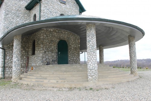 Kamenclub.ru: Галька речная плоская (бело-серая) фр. 100-200-300 мм. купить   в  Москвегалька речная плоская серый, белый, бело-серый, серо-белый речная галька плоская  6000 руб/т   фото КАМЕНЬ КЛУБ