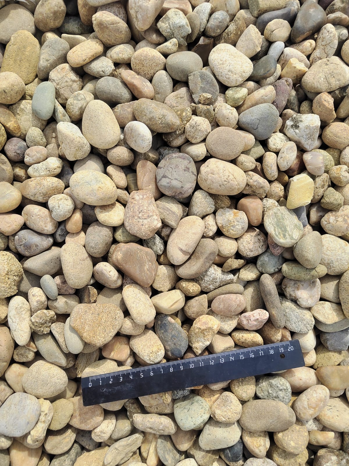  Галька речная окат рыжая фр. 20-40 мм. купить   в Москве галька речная окатанная рыжая желтая серая округлая речная галька 4000 руб/т   фото 