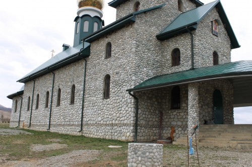 Kamenclub.ru: Галька речная плоская (бело-серая) фр. 100-200-300 мм. купить   в  Москвегалька речная плоская серый, белый, бело-серый, серо-белый речная галька плоская  6000 руб/т   фото КАМЕНЬ КЛУБ