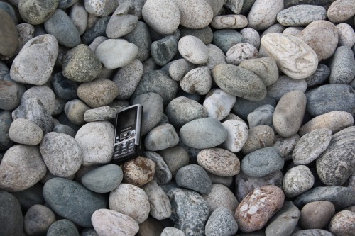  Галька речная окат (ассорти) фр. 50-100 мм. купить   в Москве галька природная округлая серая белая черная серая коричневая синяя галька речная окатанная округлая 5000 руб/т   фото 