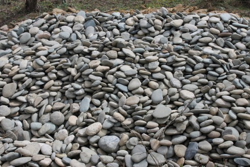 Kamenclub.ru: Галька речная плоская (ассорти) фр. 100-200-300 мм купить   в  Москвегалька галечник природный серый, белый темно-серый синий рыжий светло-серый природная галька плоская крупная 5500 руб/т   фото КАМЕНЬ КЛУБ