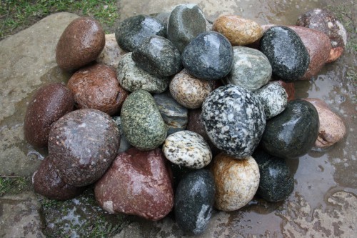  Галька окат (цветная картошка) фр. 50-100 мм. купить   в Москве галька природная окатанная серый белый цветной синий темно-серый коричневый округлый галечник окатанный 4500 руб/т   фото 