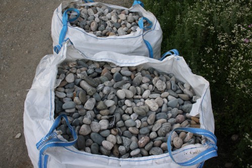  Галька речная окат (ассорти) фр. 50-100 мм. купить   в Москве галька природная округлая серая белая черная серая коричневая синяя галька речная окатанная округлая 5000 руб/т   фото 