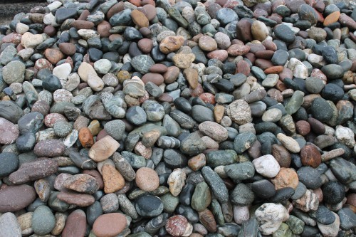  Галька окат (цветная картошка) фр. 50-100 мм. купить   в Москве галька природная окатанная серый белый цветной синий темно-серый коричневый округлый галечник окатанный 4500 руб/т   фото 