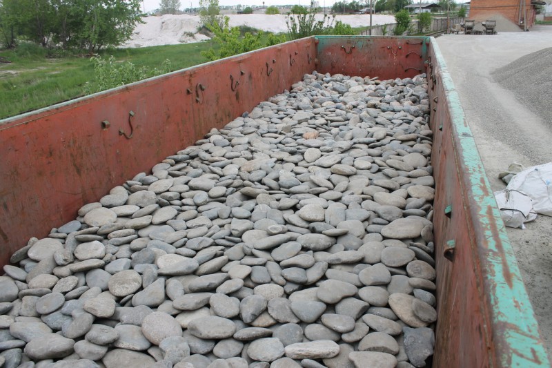 Kamenclub.ru: Галька речная плоская (серо-белая) фр. 70-120 мм. купить   в  Москвегалька галечник речной серый, белый окатанная плоская  природная галька 7000 руб/т   фото КАМЕНЬ КЛУБ