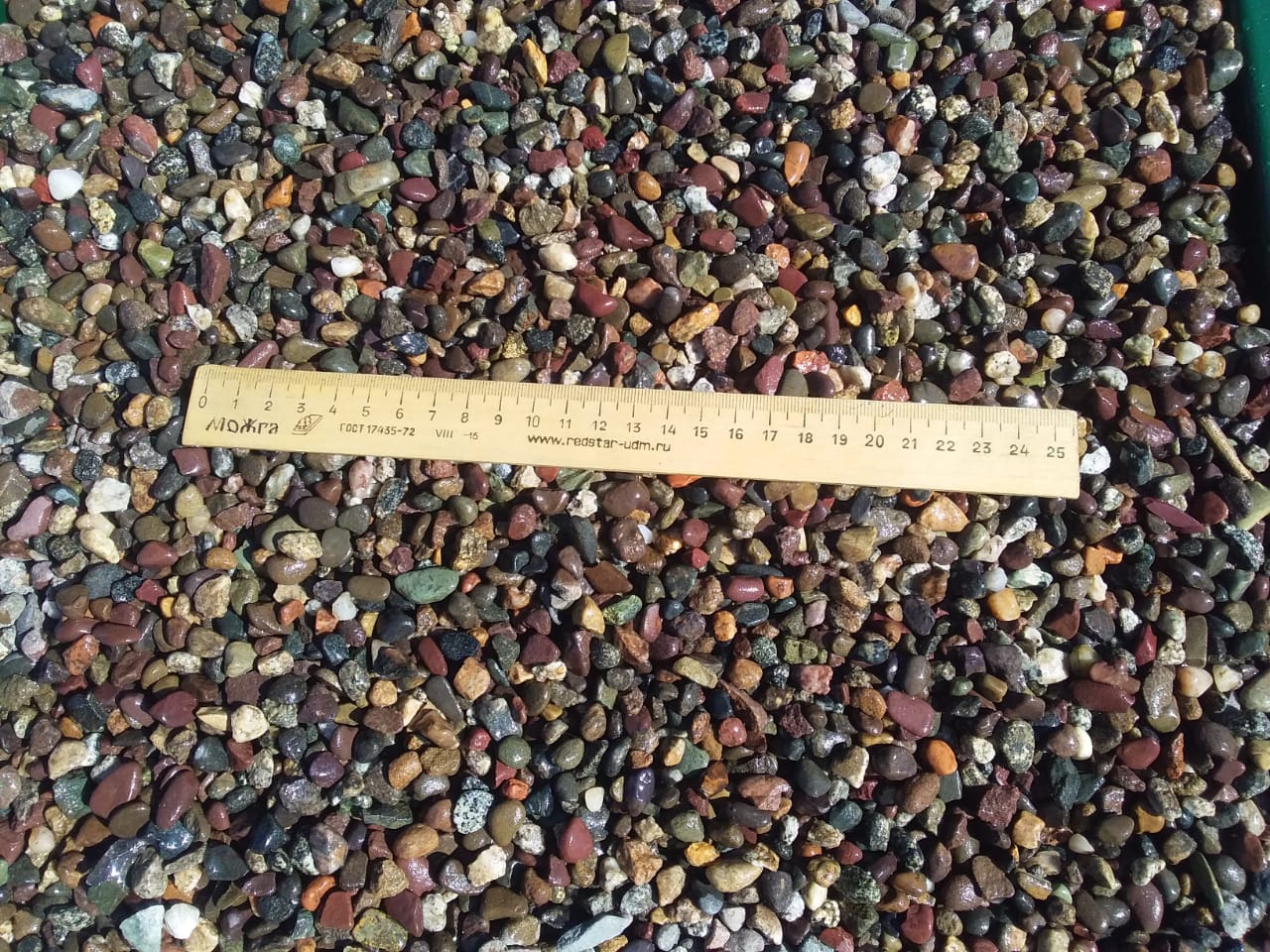  Галька речная окат цветная фр.5-10 мм. купить   в Москве галька речная белый, серый, красноватый, синий, темно-серый речная окатанная галька декоративная 5000 руб/т   фото 