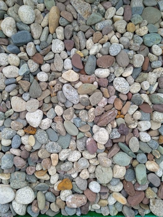  Галька горная речная окат (цветная) фр. 20-40 мм. купить   в Москве галька речная серый синий бежевый белый окатанная речная галька ландшафтная 5000 руб/т   фото 