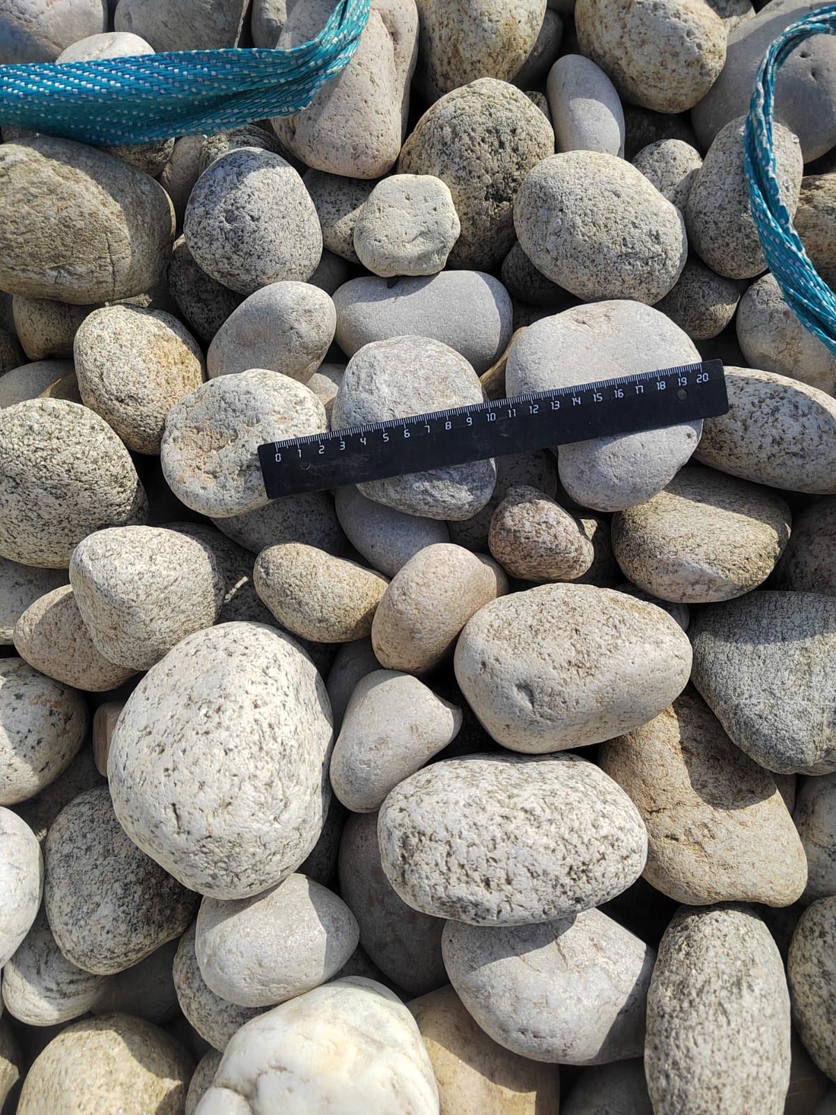  Галька речная окат (серо-белая) фр. 70-120 мм купить   в Москве галька галечник бело-серая, серо-белая, серая, белая речная природная галька  5500 руб/т   фото 