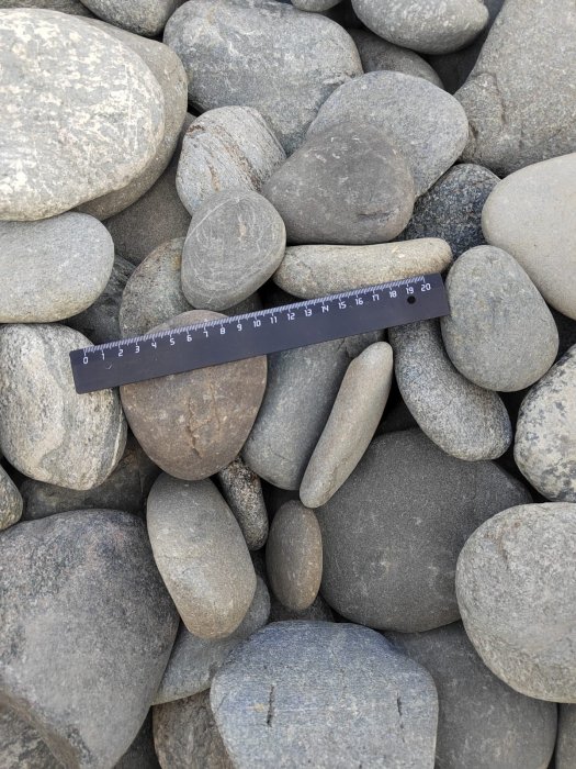  Галька речная плоская (серо-белая) фр. 70-120 мм. купить  в Москве  галька галечник речной серый, белый окатанная плоская  природная галька 7000 руб/т   фото 