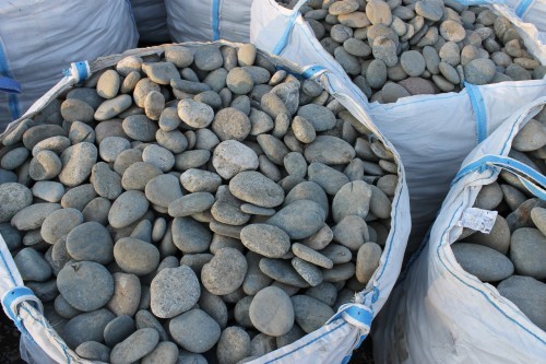 Kamenclub.ru: Галька речная плоская (ассорти) фр. 100-200-300 мм купить   в  Москвегалька галечник природный серый, белый темно-серый синий рыжий светло-серый природная галька плоская крупная 5500 руб/т   фото КАМЕНЬ КЛУБ