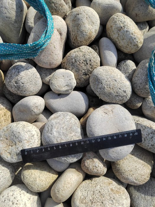  Галька речная окат (серо-белая) фр. 70-120 мм купить   в Москве галька галечник бело-серая, серо-белая, серая, белая речная природная галька  5500 руб/т   фото 